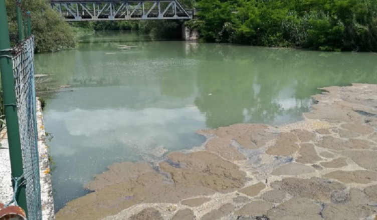 liquami-fiume-l