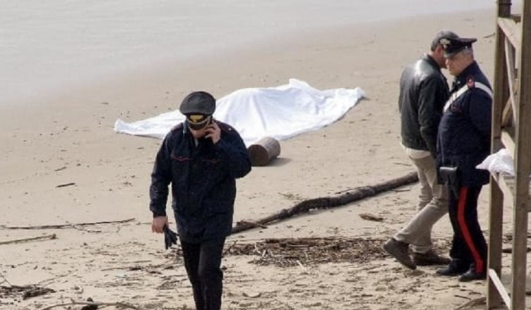 cadavere-spiaggia-corpo