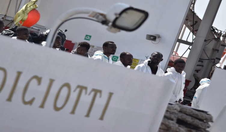 lapresse - guardia costiera diciotti - Foto Andrea Di Grazia/LaPresse  01-07-2016 Catania, Italia Cronaca E' arrivata stamane nel porto di Catania nave 'Diciotti' della Guardia costiera con a bordo 348 migranti e le salme di dieci donne morte.  Photo Andrea Di Grazia/LaPresse July 07, 2016 Catania, Italy News The Coast Guard ship Diciotti arrives this morning in the port of Catania carrying 348 migrants and the bodies of ten women died.