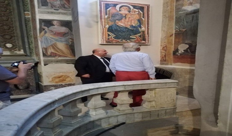 il-prof-sgarbi-con-grazioli-ammira-un-affresco