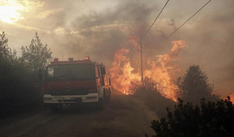 Grecia: emergenza incendi Atene, migliaia in fuga