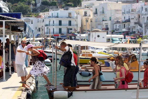 20090826 CAPRI (NAPOLI) -ENV- Pochi turisti, Carabinieri che pattugliano la Grotta Azzurra ed i celebri barcaioli di Capri con i loro gozzi all' ancora a Marina Grande, questo lo scenario che si presenta oggi a Capri.  ANSA/CESARE ABBATE/
