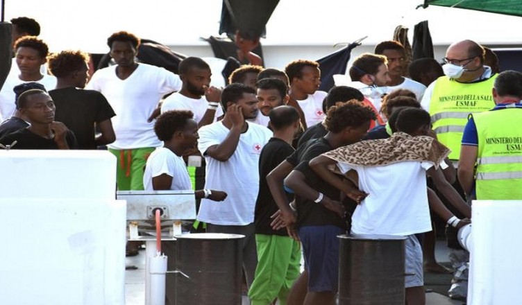 SBARCO 'IMMEDIATO' DALLA NAVE DICIOTTI PER 13 MIGRANTI