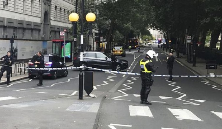 ++ Gb: auto contro barriere Parlamento, pedoni feriti ++