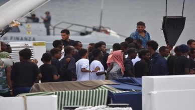Nave Diciotti: migranti sotto la pioggia