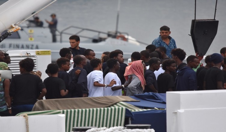 Nave Diciotti: migranti sotto la pioggia