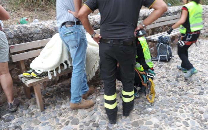 Recupero di un escursionista che si trovava nelle Gole del Raganello dove la piena del torrente ha provocato vittime, Civita (Cosenza), 20 agosto 2018. Sarebbero cinque, secondo la protezione civile nazionale, i morti provocati dall'ondata del torrente Raganello a Civita. Tra loro una giovane ragazza non ancora identificata ed il cui corpo è stato recuperato. Altre 12 persone sono state individuate e sono in corso le operazioni di recupero da parte dei vigili del fuoco e del soccorso alpino. 
ANSA/ANTONIO IANNICELLI