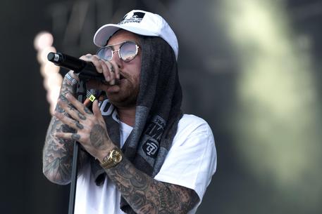 epa06070853 US singer Malcolm McCormick alias Mac Miller performs during the Openair Frauenfeld music festival, in Frauenfeld, Switzerland, 06 July 2017. The 23rd Openair Frauenfeld takes place from 06 to 08 July.  EPA/NICK SOLAND