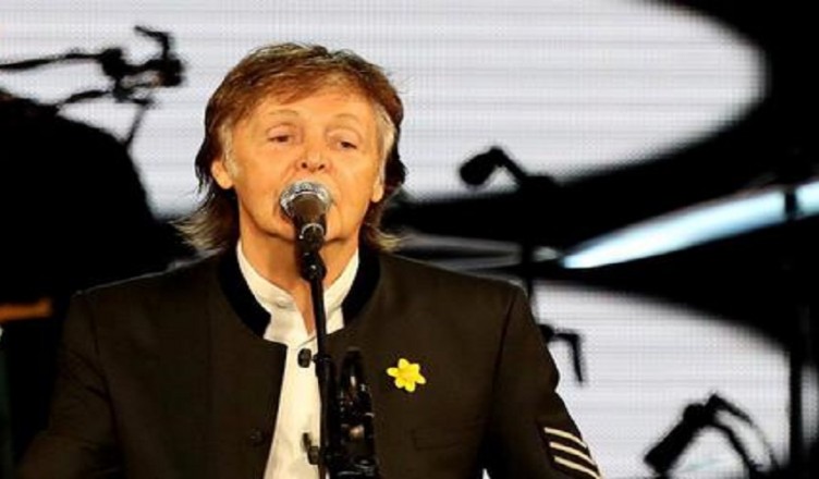 epa06364490 Iconic singer, songwriter and performer Paul McCartney performs at NIB Stadium in Perth, Australia, 02 December 2017. His 'One on One' tour is his first tour of Australia since 1993.  EPA/RICHARD WAINWRIGHT AUSTRALIA AND NEW ZEALAND OUT  EDITORIAL USE ONLY