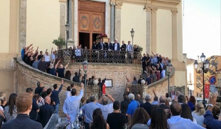 Il saluto fascista ai funerali di Nando Giardini