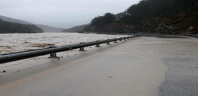 (ANSA) - TRIESTE, 28 OTT - La strada regionale 251 della Valcellina è stata interrotta a livello precauzionale poco dopo l'abitato di Barcis (Pordenone) per l'esondazione del torrente Cellina. (ANSA).
