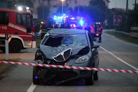 L'auto che ha travolto due persone mentre percorrevano a piedi la Strada provinciale 2 nei pressi di Bellusco, in provincia di Monza e Brianza, 6 ottobre 2018. Alla guida della vettura che ha travolto le vittime una ragazza di 21 anni che è stata soccorsa in stato di choc. Indagano i carabinieri di Vimercate. ANSA/DANIELE BENNATI