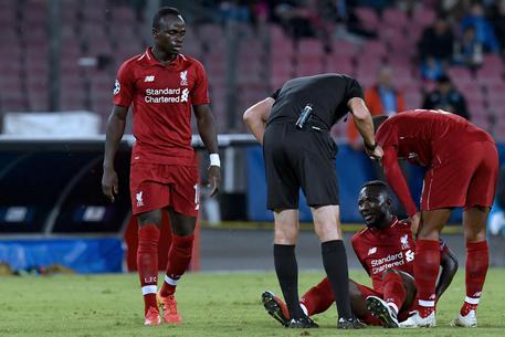 I soccorsi  in campo durante la gara di Champions league tra Napoli e Liverpool per il  centrocampista  Naby Keita  ricoverato poi  all'ospedale Cardarelli di Napoli, 4 ottobre 2018
ANSA / CIRO FUSCO