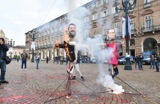 Manichini raffiguranti i vicepremier Matteo Salvini e Luigi Di Maio sono stati bruciati dagli studenti che manifestano a Torino scandendo slogan contro il governo, 12 ottobre 2018. ANSA/ ALESSANDRO DI MARCO