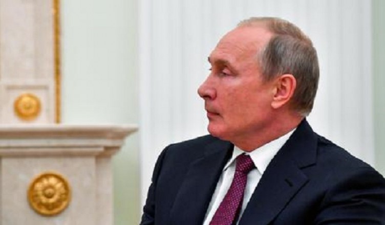 epa07063496 Russian President Vladimir Putin attends a meeting with Serbian President Aleksandar Vucic (not pictured) at the Kremlin in Moscow, Russia, 02 October 2018. Aleksandar Vucic is on a working visit in Moscow.  EPA/YURI KADOBNOV / POOL