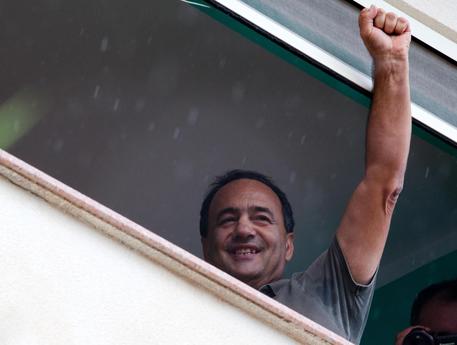 Domenico Lucano saluta le persone giunte a Riace per testimoniare la loro solidarietà al sindaco - ora sospeso - agli arresti domiciliari per favoreggiamento dell'immigrazione clandestina, Riace, 06 ottobre 2018.
ANSA/MARCO COSTANTINO