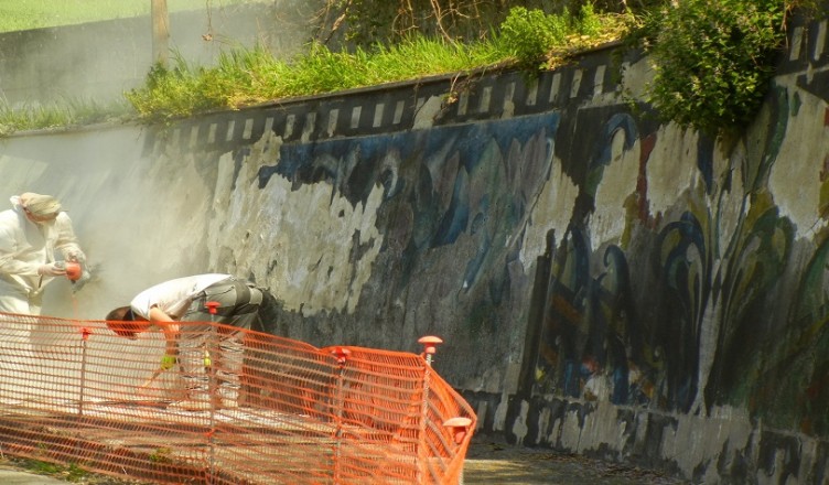 operai al lavoro sui murales