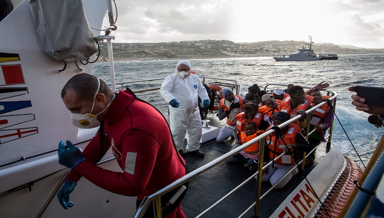 Fine dell'odissea per i 49 migranti di Sea Watch e Sea Eye: sbarcati a Malta