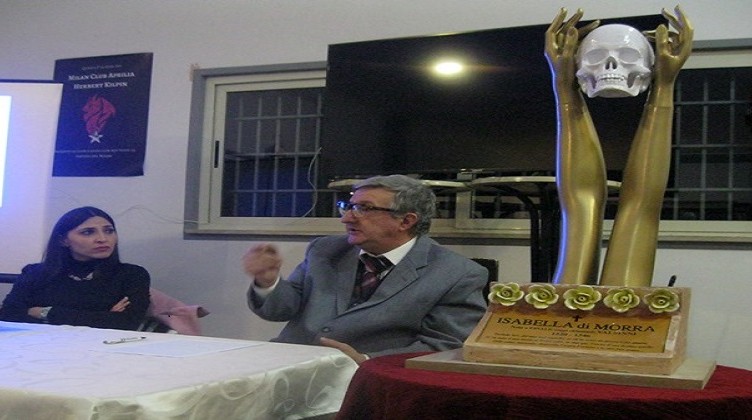 Chiara Della Valle e Francesco Guadagnuolo con la sua scultura