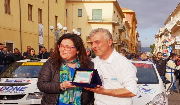 Il sindaco Paola Villa insieme al presidente dell'Ausonia Corse Fortunato Varone