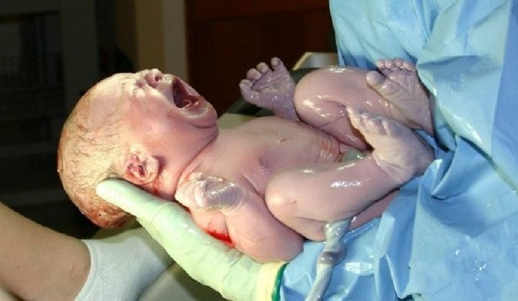 neonato che piange