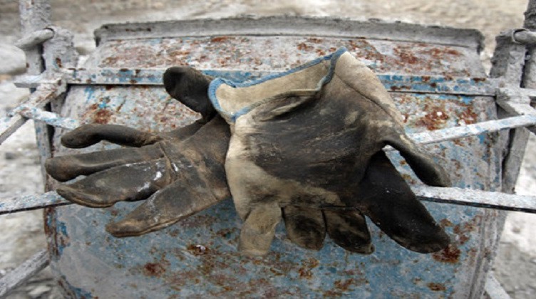 Una immagine simbolica per ricordare le morti bianche in un cantiere di Pontedera (Pisa), in una immagine del 04 marzo 2008. Le morti sul lavoro hanno toccato nel
2009 il minimo storico. Secondo i dati dell'Inail, diffusi in luglio, mai dal dopoguerra - per l'esattezza dal 1951, inizio delle rilevazioni statistiche - si era registrato un livello,
seppur ancora drammatico, cosi' basso: 1.050 le vittime nel 2009. Un numero in flessione del 6,3% sul 2008 (quando i casi mortali erano stati 1.120).
ANSA/FRANCO SILVI