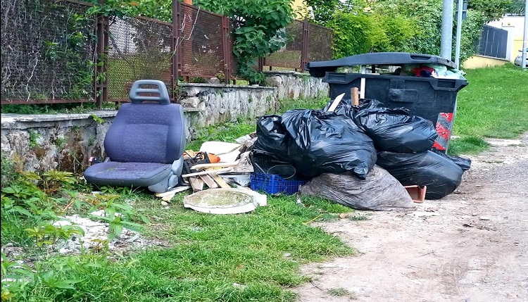 rifiuti via stazione giardino