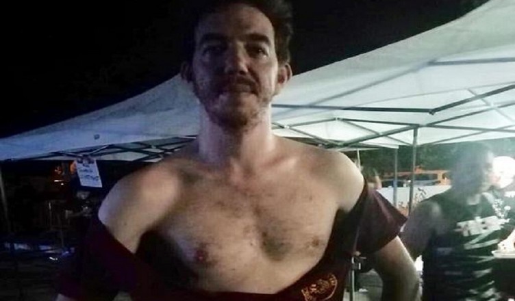 Aveva maglietta cinema America, aggredito e picchiato