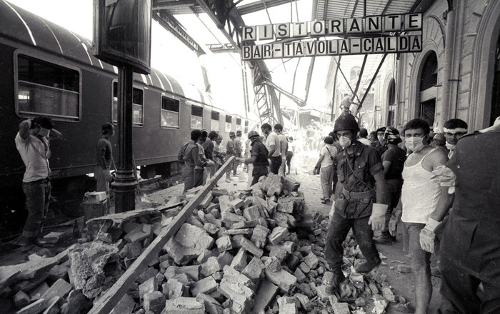 Il lavoro dei soccorritori subito dopo la strage di Bologna del 2 agosto 1980. ANSA
