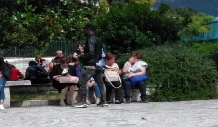 IMMIGRATO ELEMOSINA SCUOLA