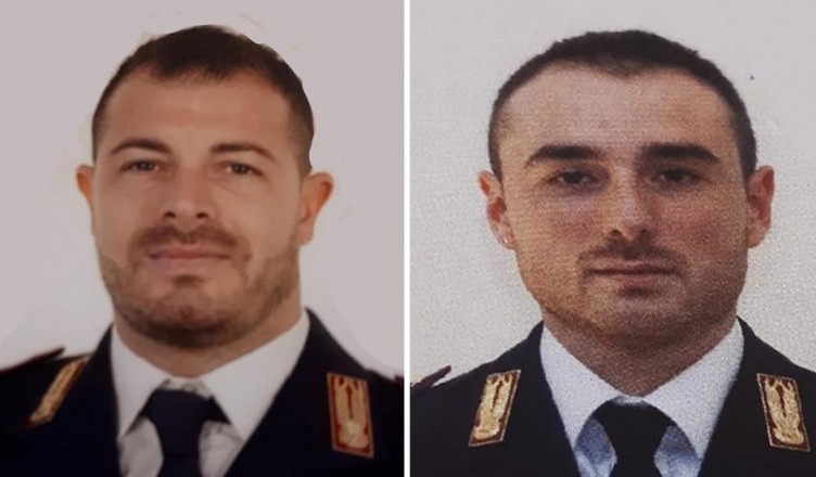 In questura per un furto, uno spara e uccide due agenti