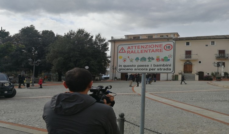 bambini giocani in piazza