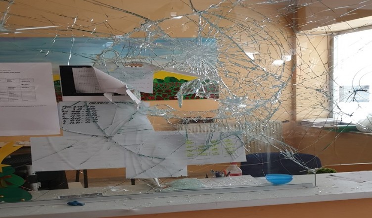 vandali scuola Aldo Moro