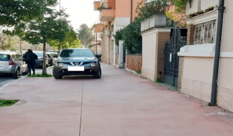 Parcheggio auto marciapiede Sora