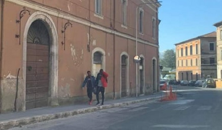 immigrati a spasso isola