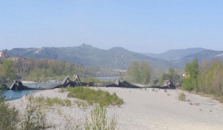crolla ponte fiume Magra