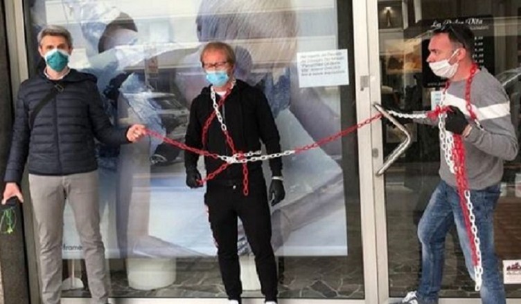 parrucchieri incatenati