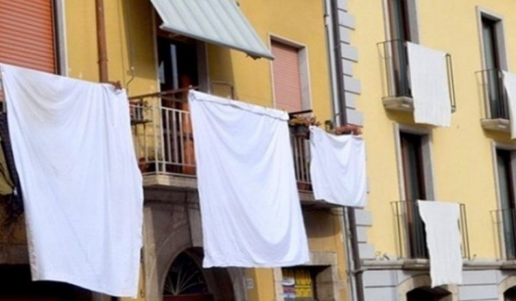 lenzuolo bianco balconi