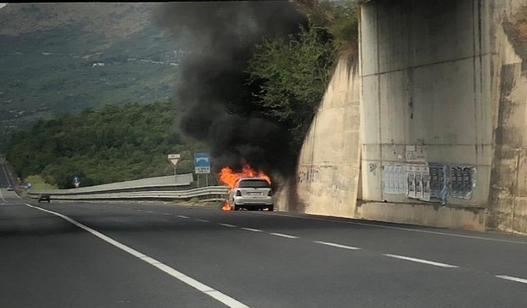 Auto in fiamme