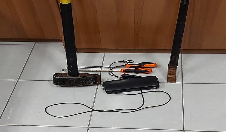Gli arnesi sequestrati all'interno del veicolo