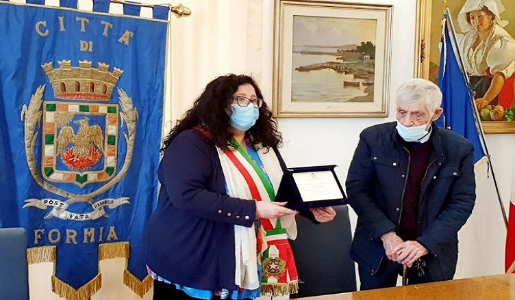 La premiazione dell'artista Franco Viola