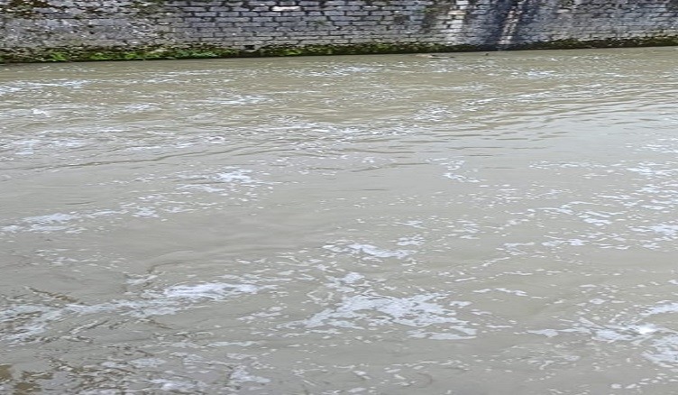 Schiuma fiume Liri