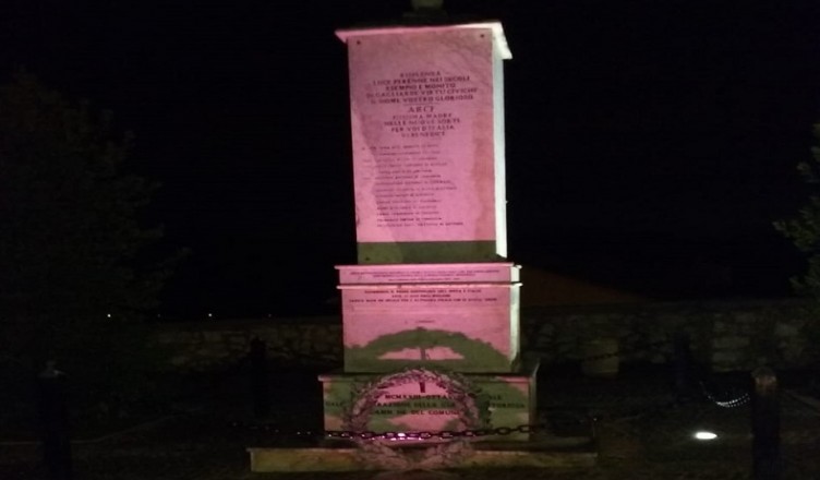 monumento illuminato di rosa ARCE