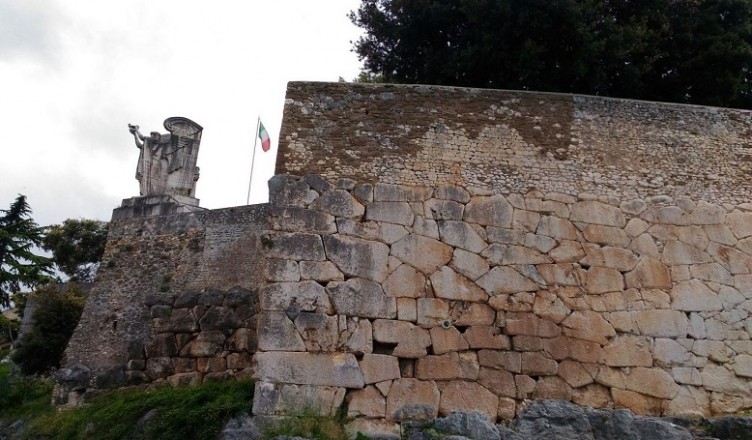 mura poligonali Cori