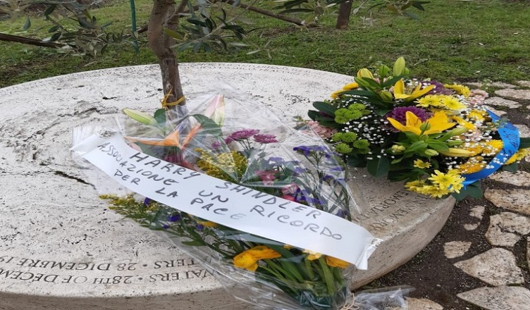 omaggi floreali memoriale Waters
