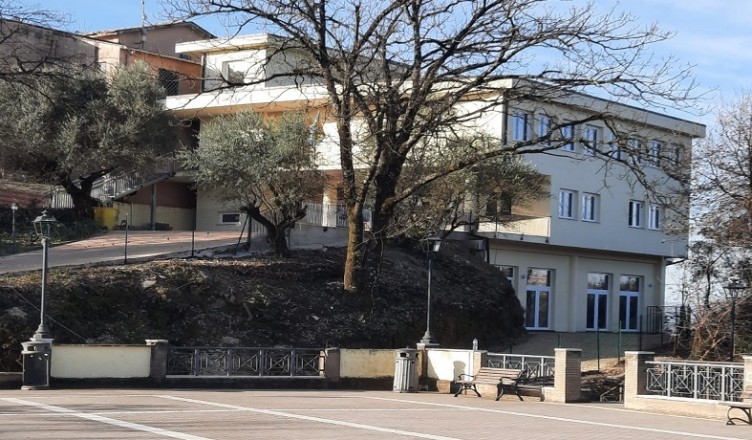 Scuola Crecco e Piazza Aldo Moro in Colli