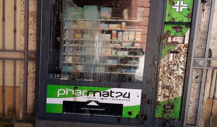atto vandalico farmacia isola