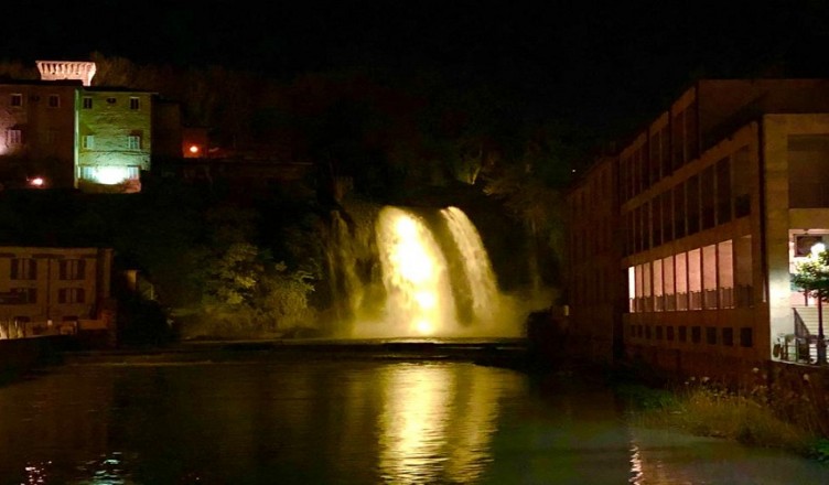 cascata grande colorata