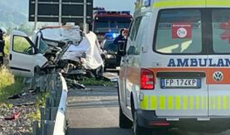 furgone contro camion