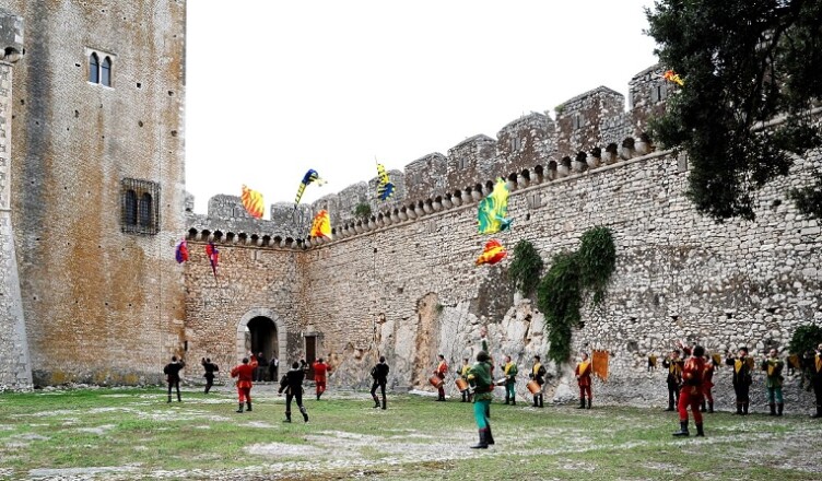 Castello di Sermoneta e sbandieratori